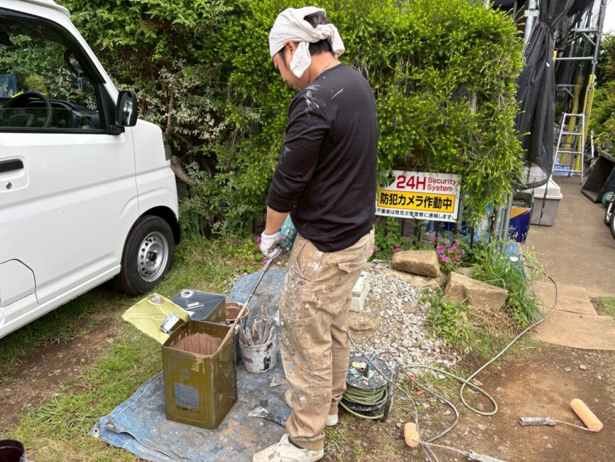塗料を作成している様子