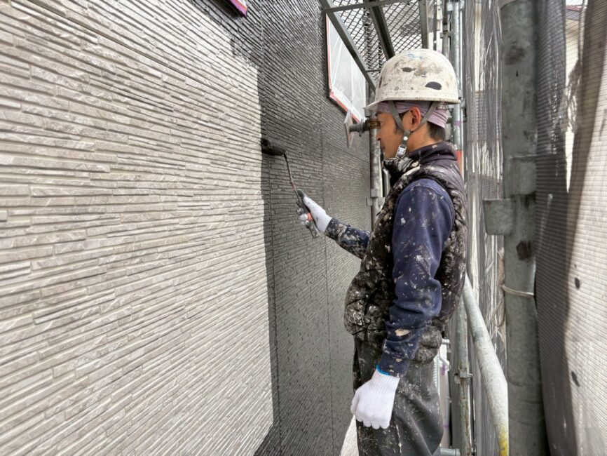 人気の黒系塗料を塗っている様子