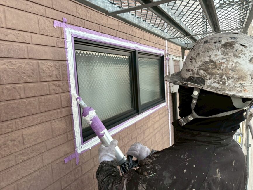 コーキング充填している様子