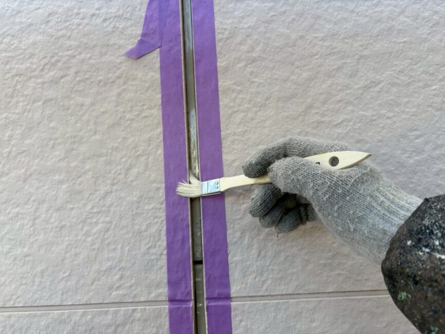 コーキング前のプライマー作業