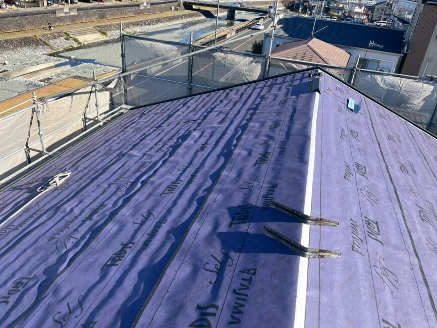 屋根の防水シートを貼り終わった様子