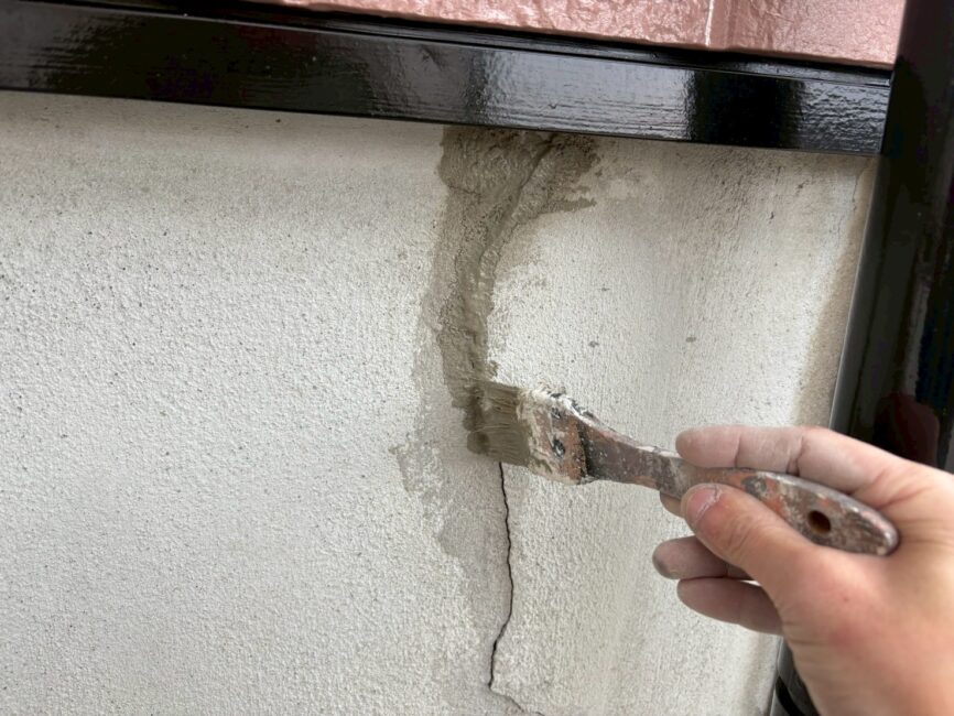 基礎のひび割れ補修の様子