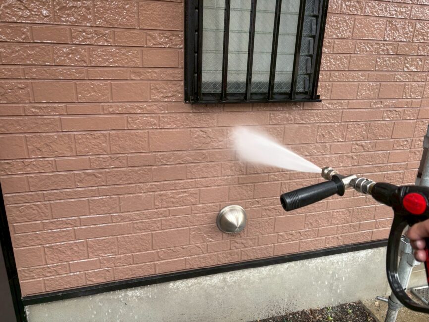 秦野市の外壁塗装の外壁洗浄時の様子