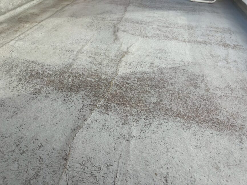 写真：床の亀裂が確認できる状態