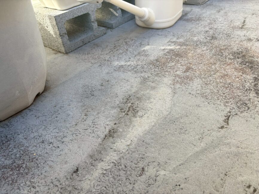 写真：床が膨らんでいる（劣化が進行している）様子