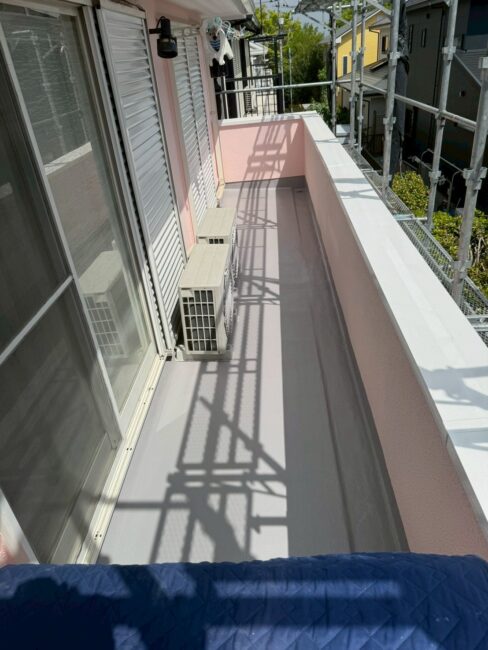 写真：FRP防水 完成後のベランダ床