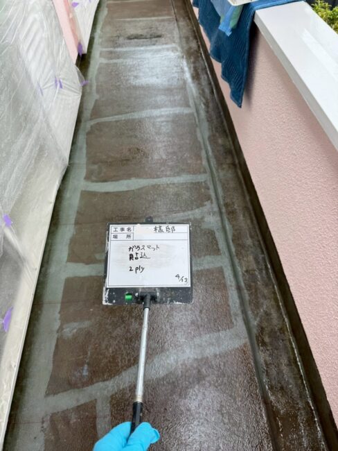 写真：樹脂を含浸させている様子