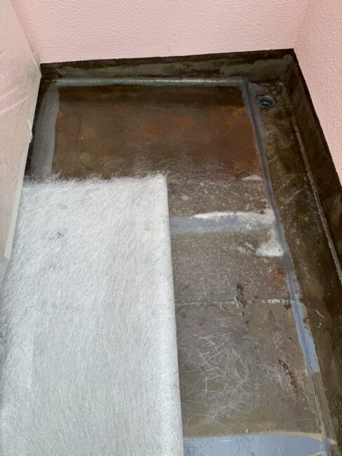 写真：ガラスマット貼りの工程