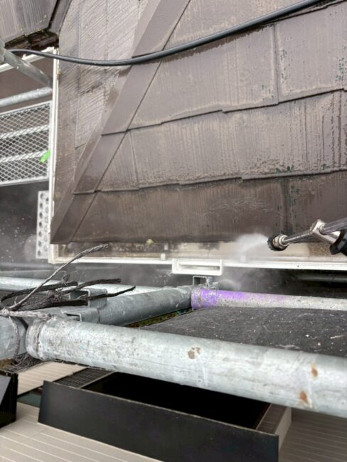 写真：雨樋内部の汚れも洗い流している様子