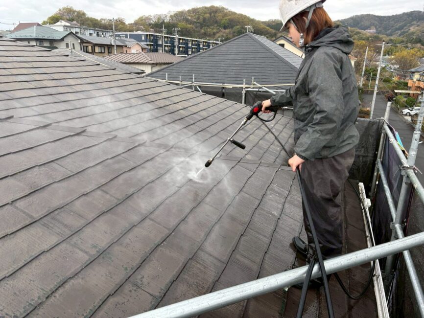 写真：屋根を高圧洗浄している様子