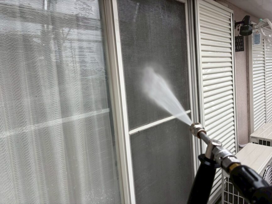 写真　窓も洗浄します。