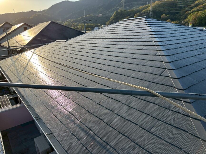 写真：屋根塗装 完成後の様子（艶が出てきれいに仕上がった状態）