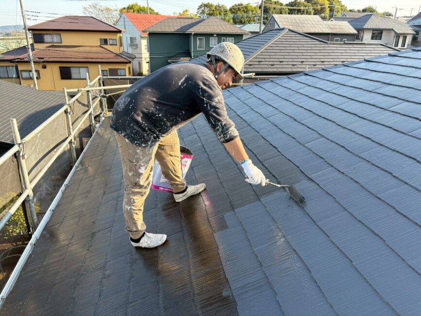 写真：塗装工程中の屋根の状態