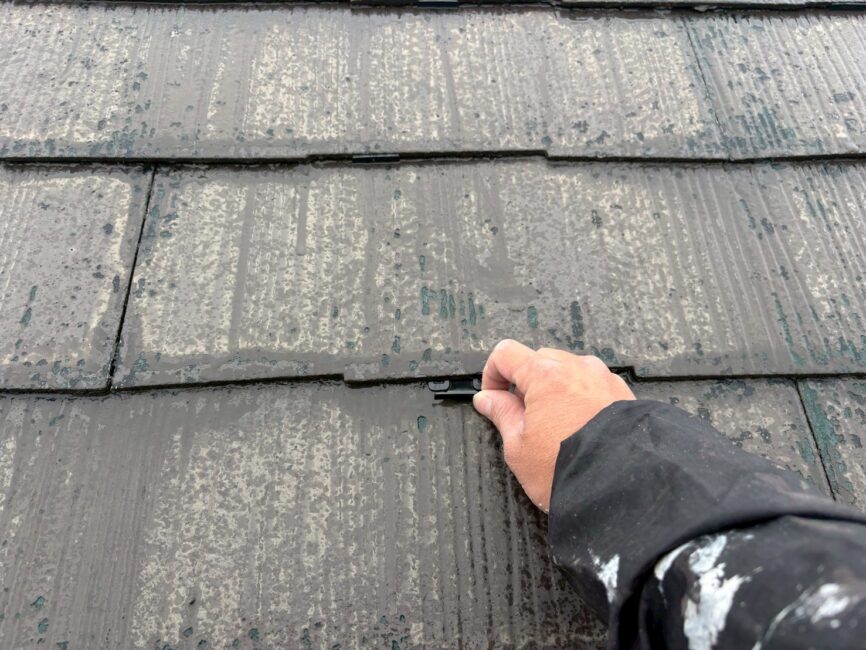 写真：タスペーサーを入れている様子