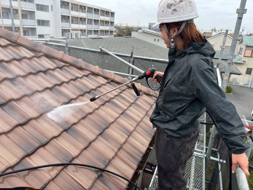 写真　屋根洗浄の様子