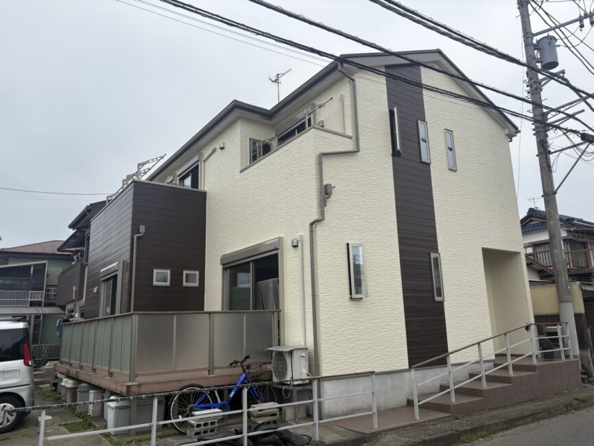 写真：塗装工事完成後の建物全景