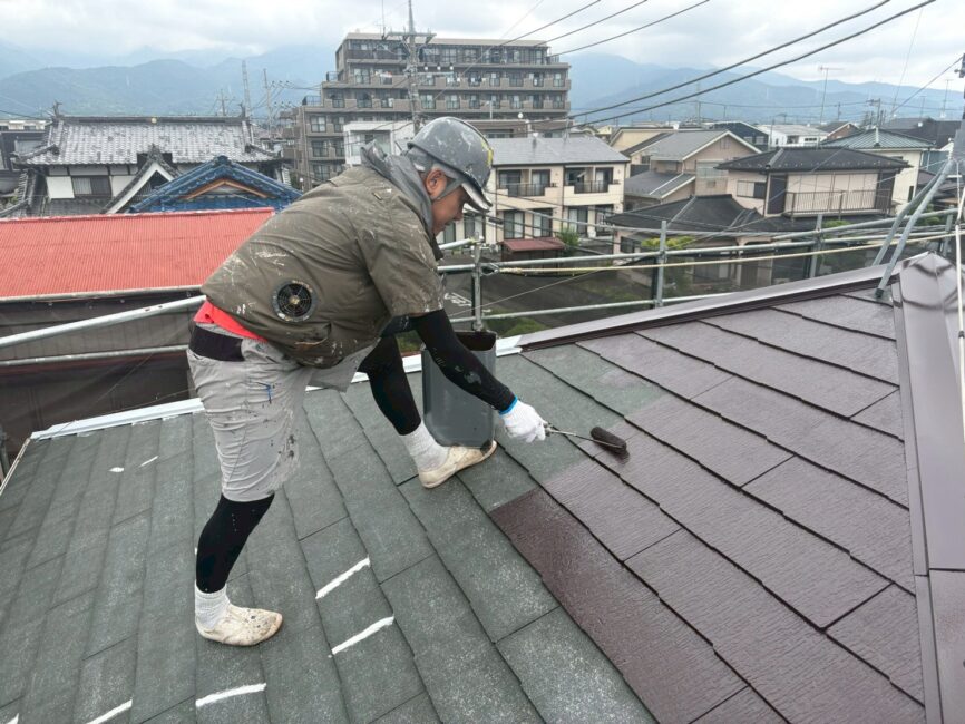 写真：屋根の中塗りの様子