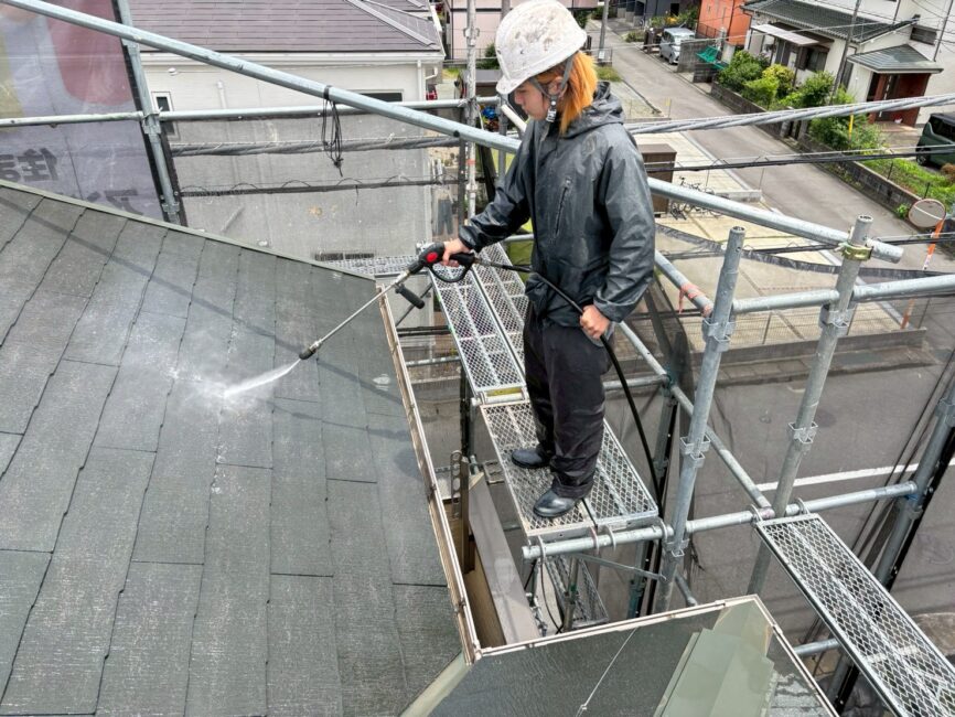 写真：屋根の高圧洗浄の様子